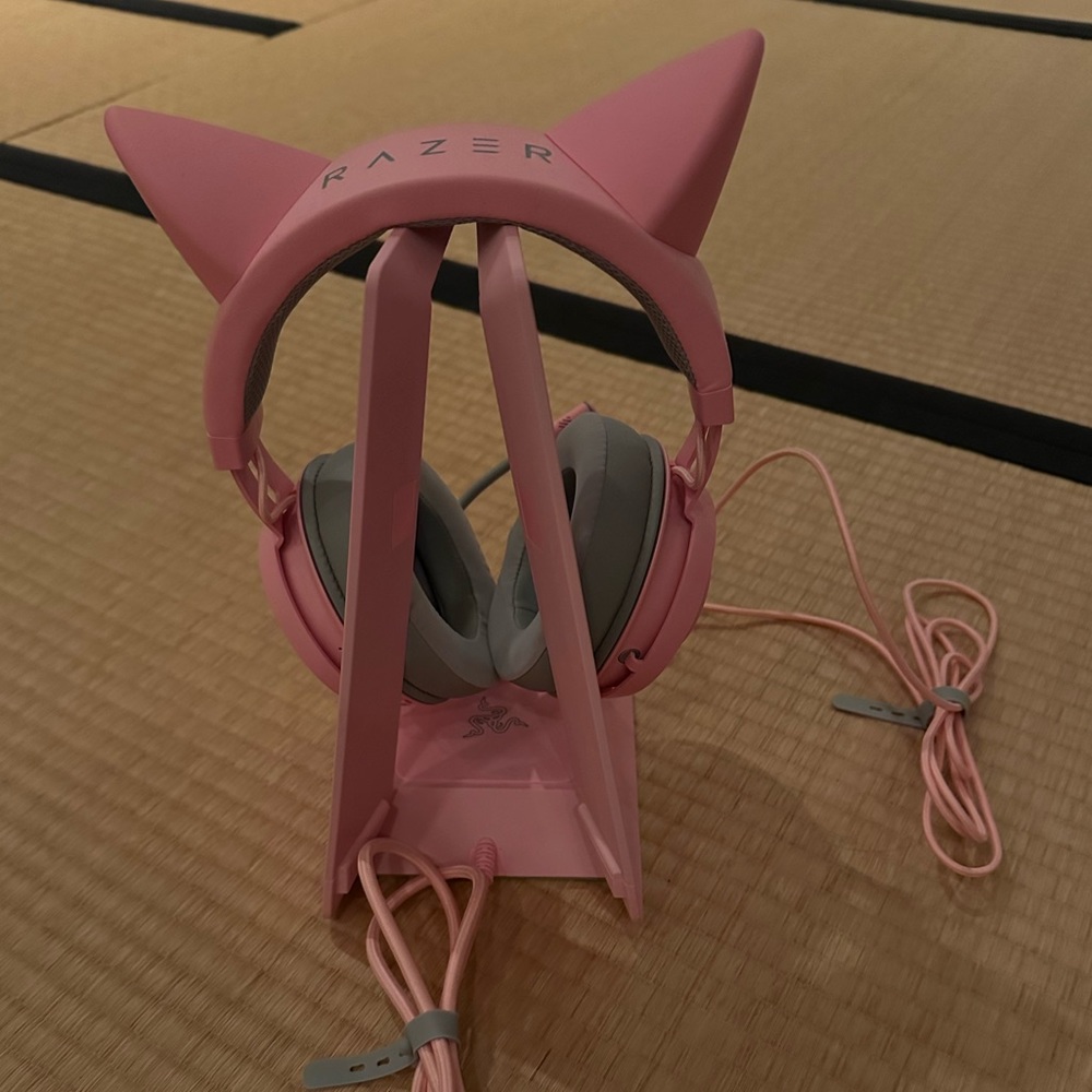 Razer kraken kitty pink headphones and base station chrome stand